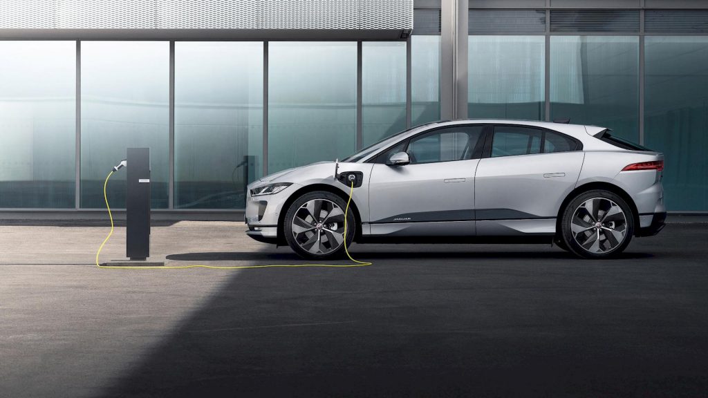 Solo auto elettriche dal 2025 per Jaguar e dal 2029 anche per Land Rover