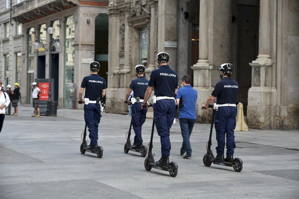 Casco obbligatorio per i monopattini elettrici: in arrivo nuove norme anti furbetti