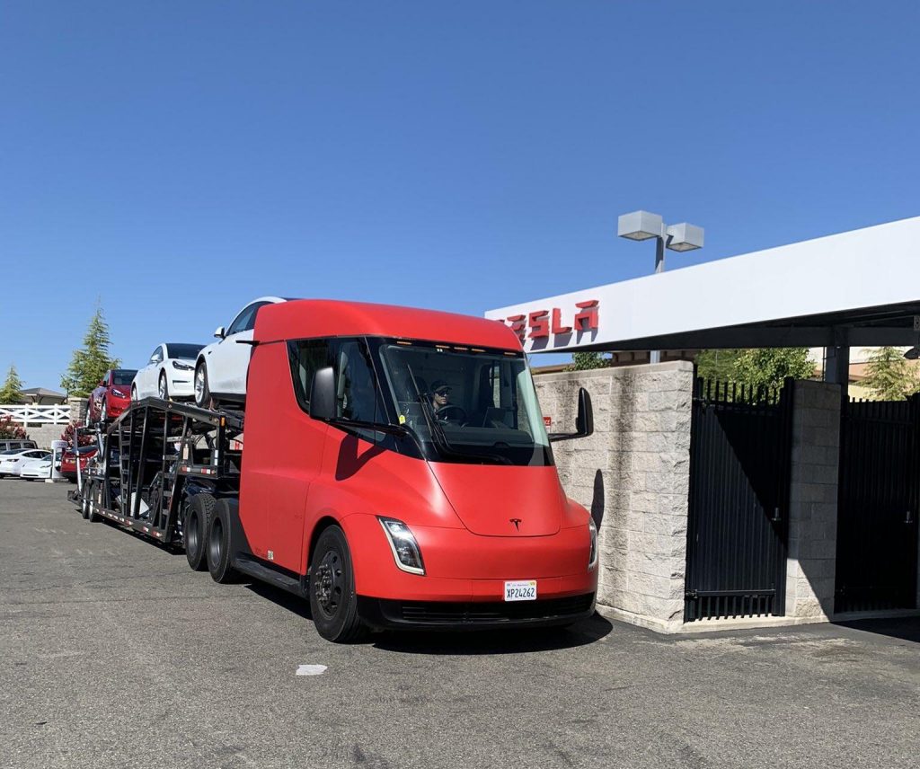 Tesla Semi è operativo e consegna le nuove Tesla [Video]