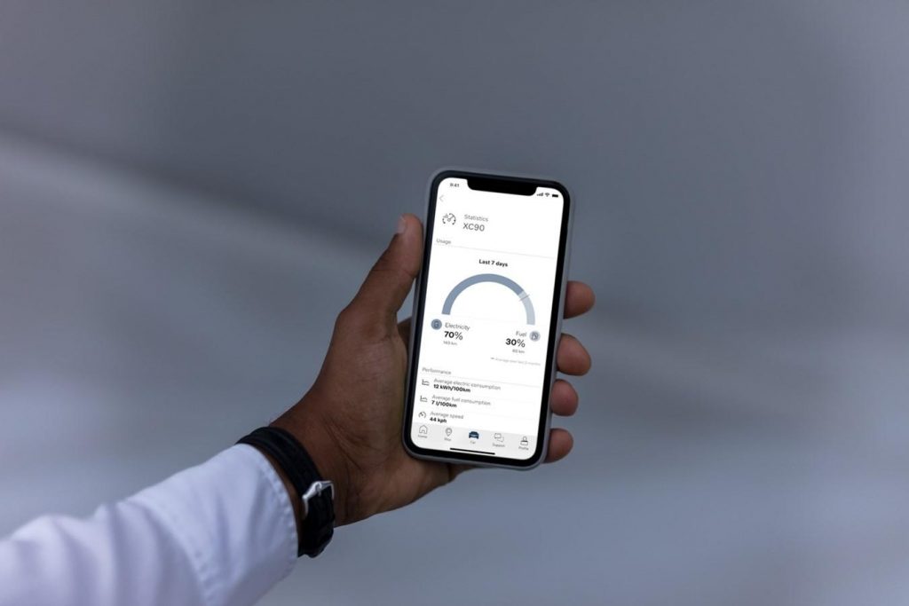 Volvo on Call: come funziona l’app che analizza lo stile di guida in elettrico
