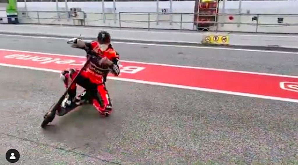 Sul monopattino elettrico con ginocchio a terra come in MotoGP [Video]