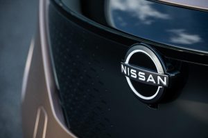 Nissan Ariya, il primo crossover coupé 100% elettrico di Nissan, è il primo veicolo a presentare il nuovo logo.
