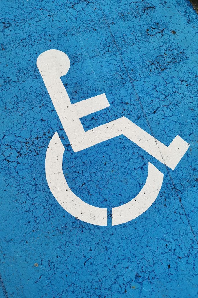 Parcheggia sul posto disabili: multa fino a 330 euro, auto rimossa e meno 2 punti sulla patente