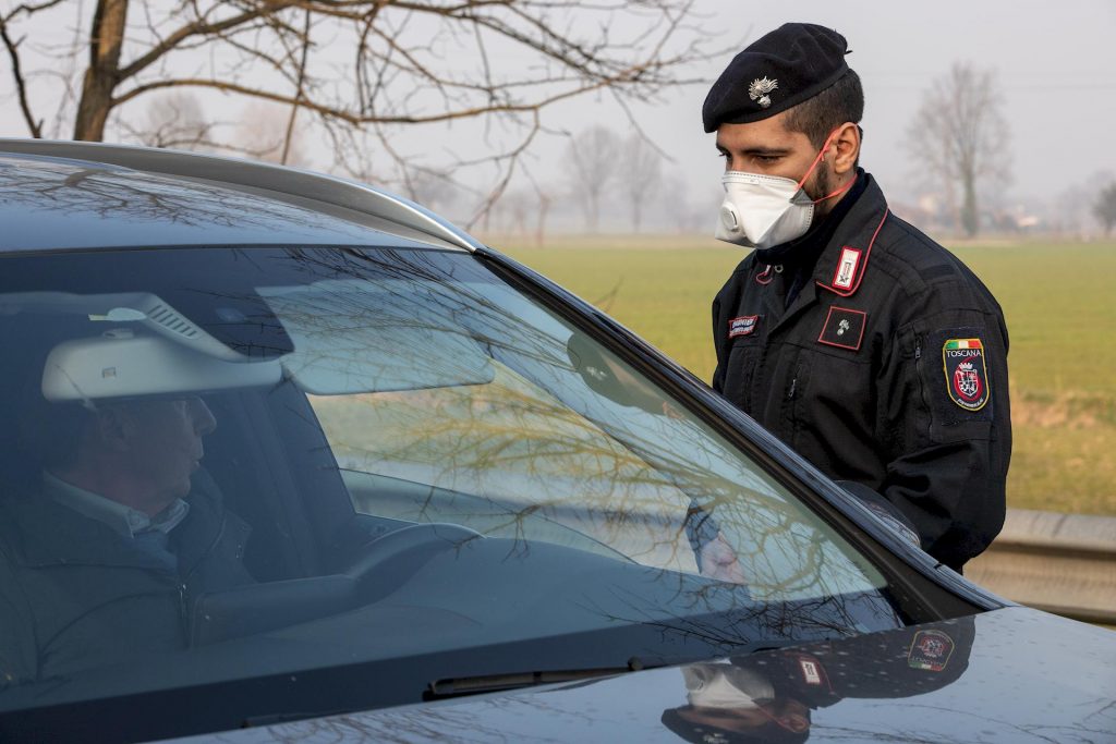 Siena: in contromano provoca incidente e non si ferma