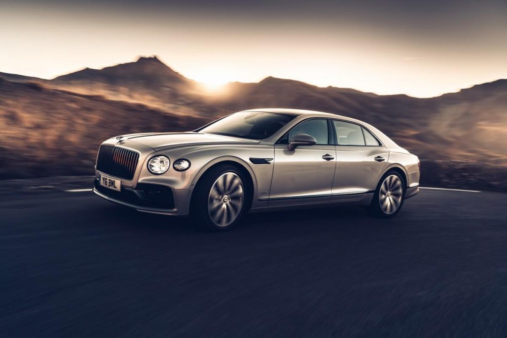 Nuova Bentley Flying Spur: gli interni con i nuovi pannelli in legno tridimensionali