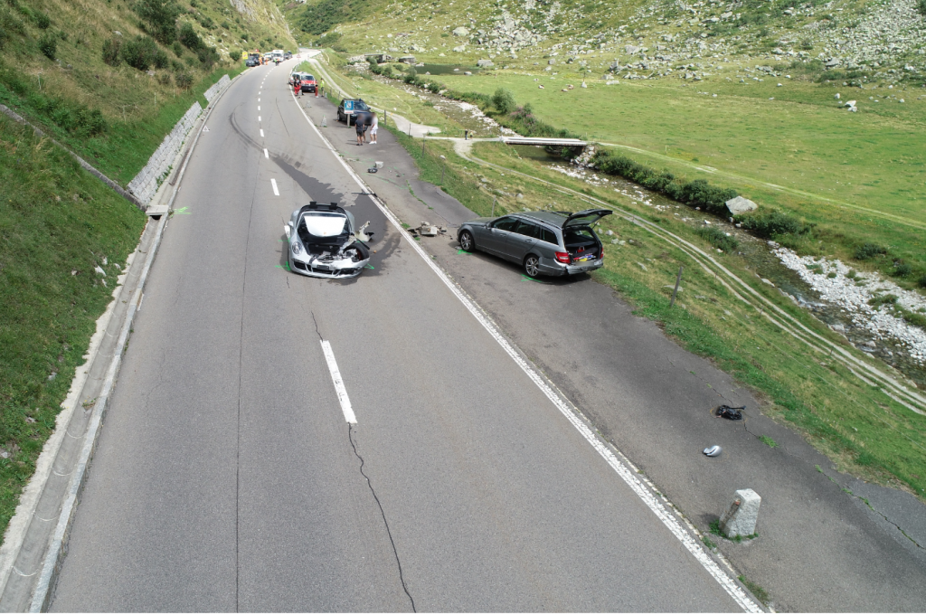 Incidente tra Bugatti, Porsche, Mercedes e un camper, in Svizzera