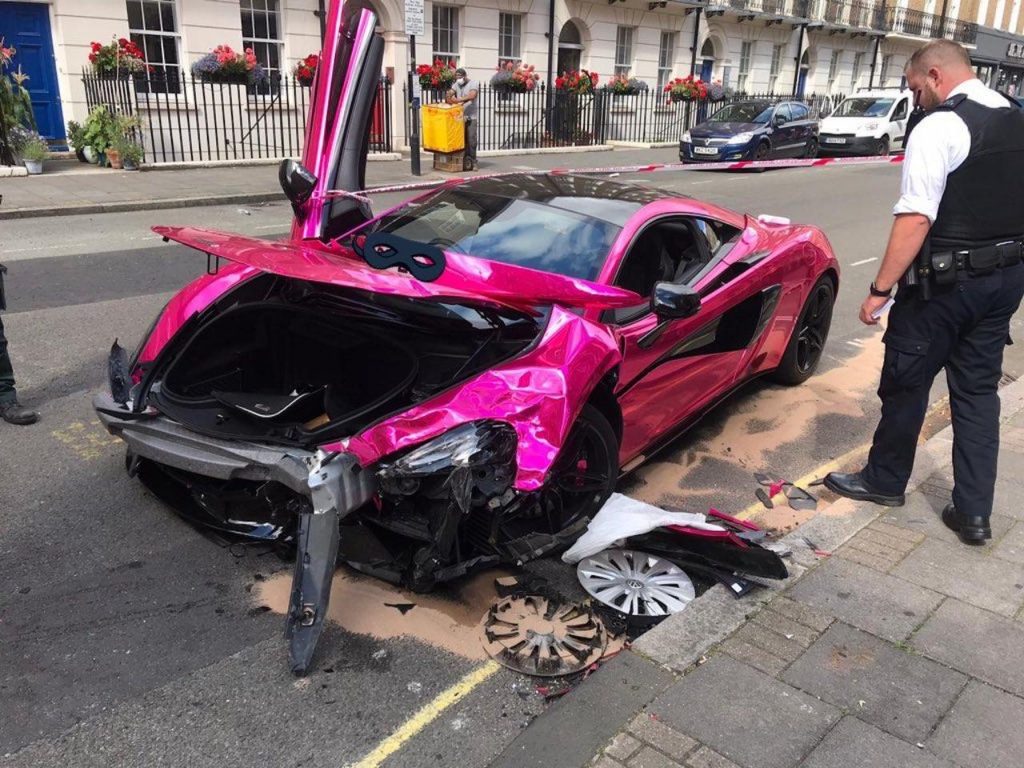 Una McLaren 570S rosa distrutta a Londra nella zona 30 km/h.