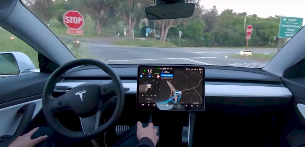 Lascia la Tesla guidare da sola e prende una multa allo stop