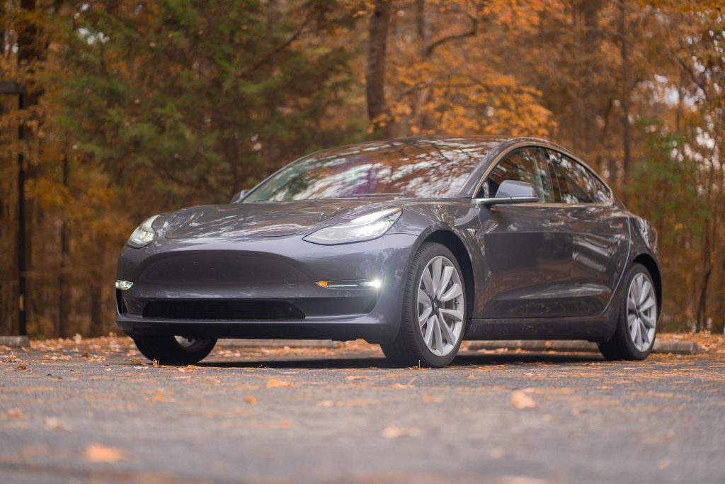 Nuovi problemi per Tesla e le sue affermazioni sulla guida autonoma