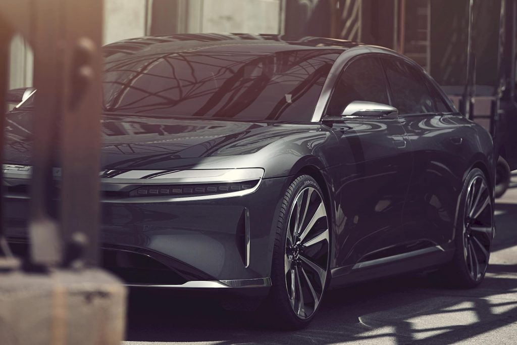 Le prime Lucid Air saranno consegnate ai clienti il 30 ottobre con un mega party