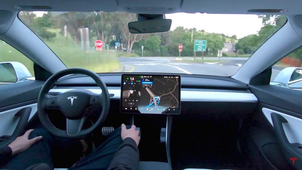 Tesla Traffic Light e Stop Sign Control ora in distribuzione internazionale