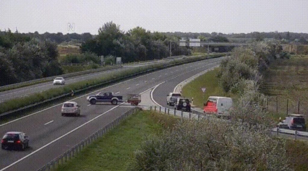 Ungheria: entra in autostrada contromano, incidente immediato [Video]