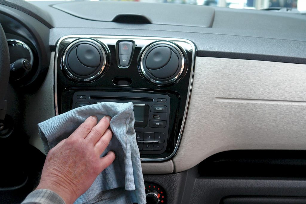 Spray igienizzanti per auto: i migliori per avere una vettura perfetta senza batteri, muffe ed odori sgradevoli