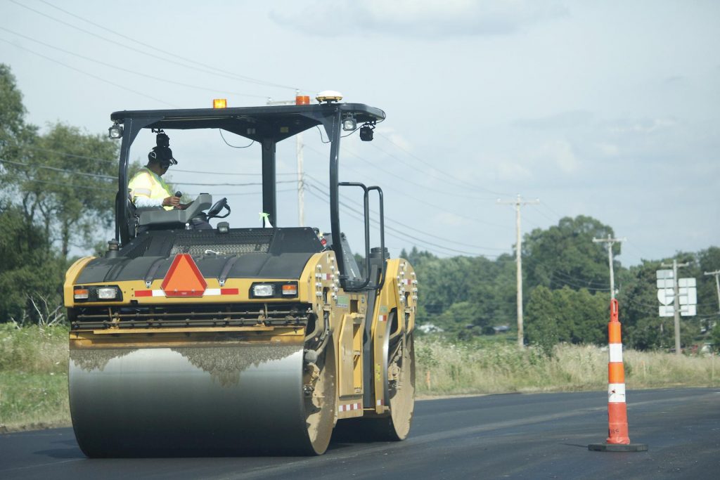 86enne in contromano per evitare lavori stradali: patente revocata