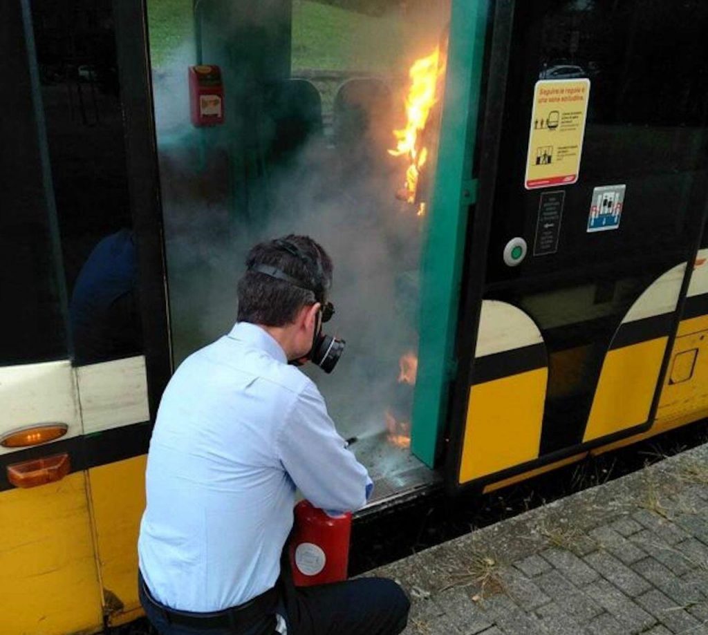 Bruciano il gel disinfettante, incendiano un tram a Milano.