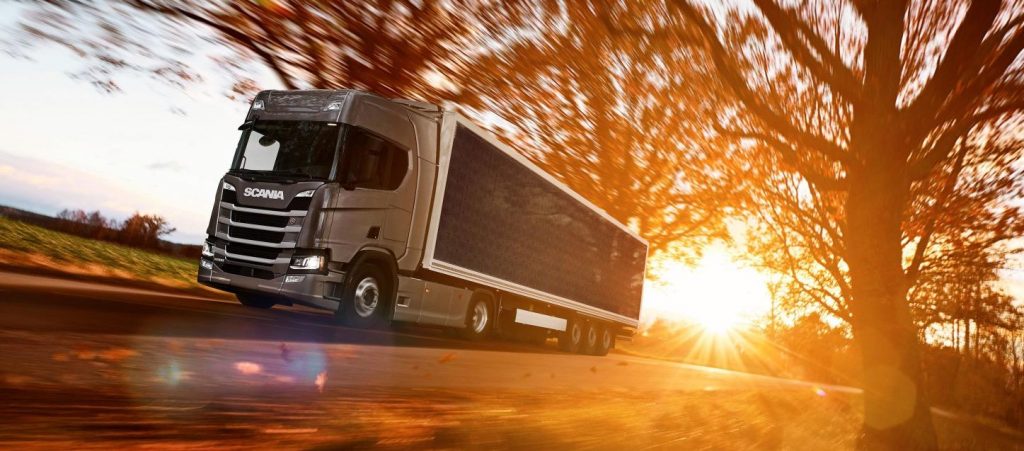 Scania testa camion con pannelli solari per risparmiare carburante
