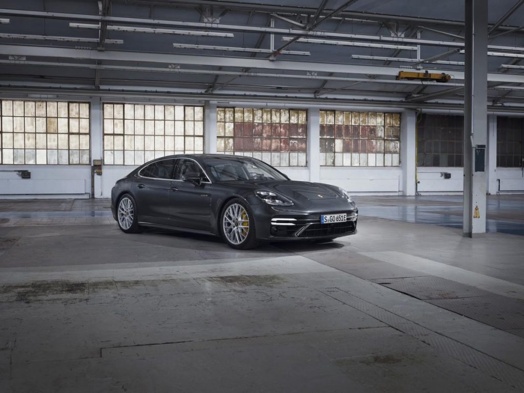 Nuova Porsche Panamera Turbo S E-Hybrid: l’ammiraglia a 196.144 euro