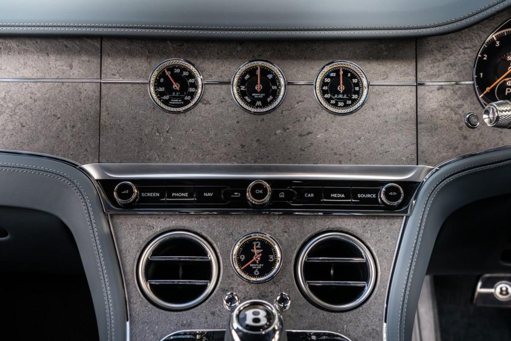 Bentley interni personalizzati: oltre 5000 combinazioni fra essenze in legno, pannelli e finiture