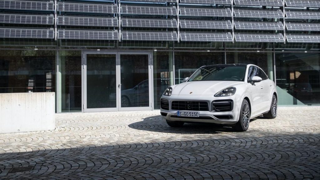 Porsche Cayenne E-Hybrid 2020: aumenta l’autonomia in modalità elettrica