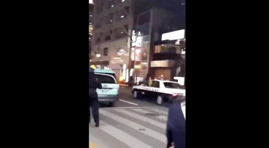 In Giappone ruba auto della polizia e scappa salutando tutti