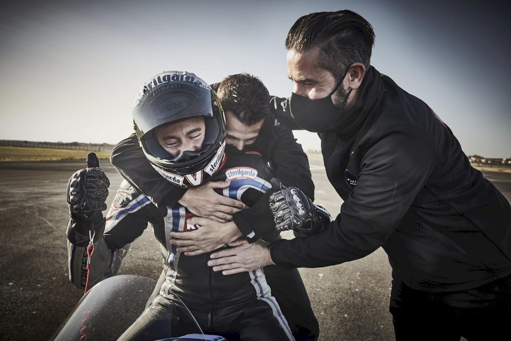 Max Biaggi ha battuto 11 record di velocità sulla moto elettrica Voxan Wattman