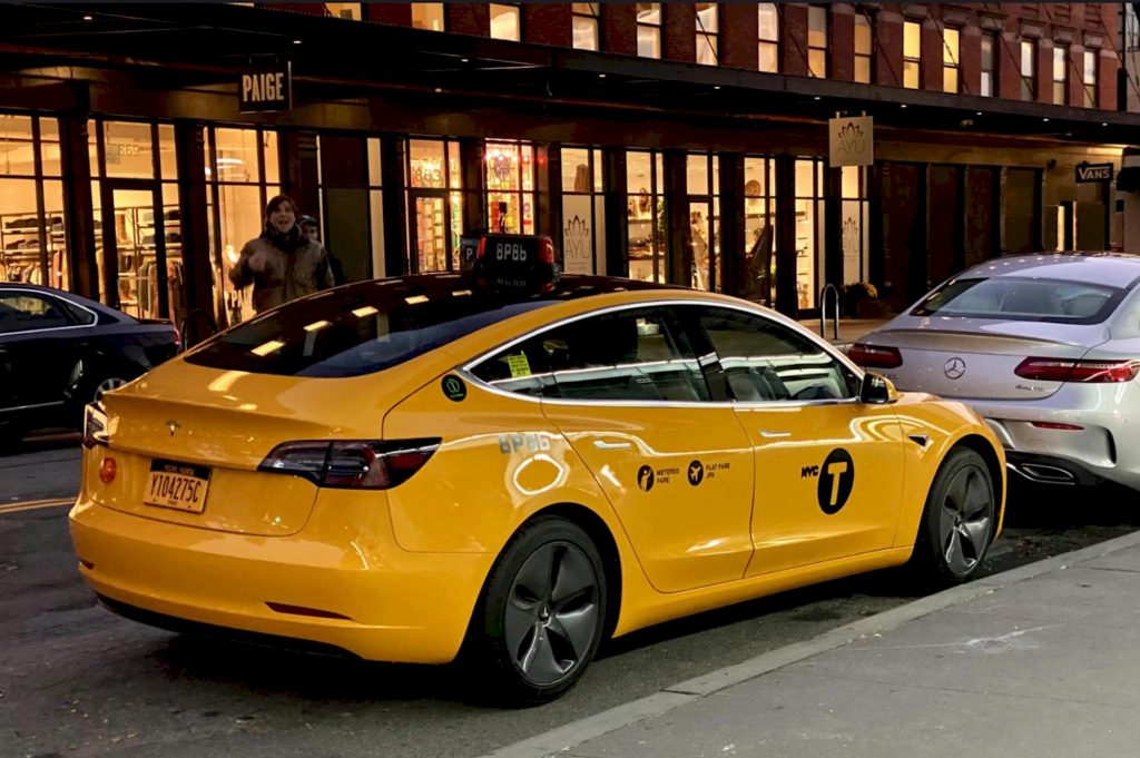 Avvistata la prima Tesla Model 3 utilizzata come taxi giallo a New York
