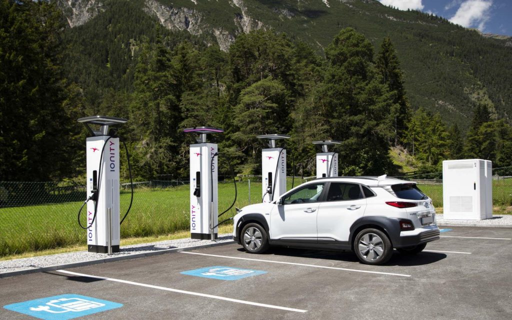 Ricarica auto elettriche: le differenze e i costi tra lenta e veloce