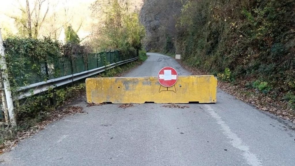 Barriere di cemento anti covid tra Emilia e Piemonte