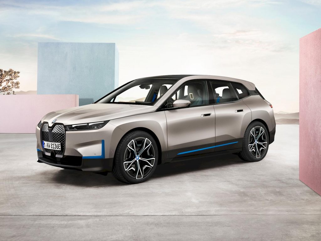 BMW iX: 500 CV e 600 km di autonomia per la nuova elettrica bavarese