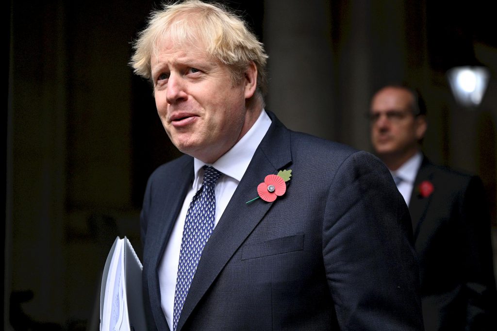 Boris Johnson anticiperà al 2030 il divieto di auto a combustibili fossili