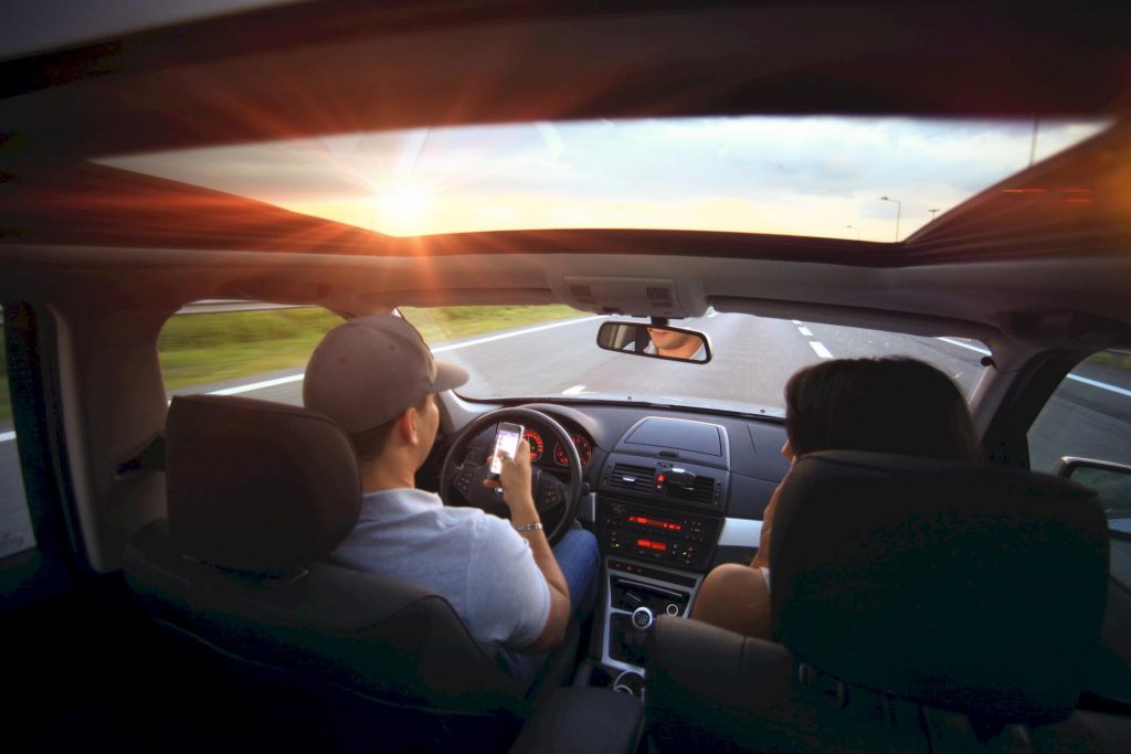 Basta poca guida autonoma per rendere meno prudenti gli automobilisti