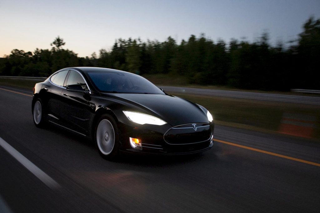 La battaglia dell’autonomia tra Tesla e Lucid porta al nuovo record: 658 km