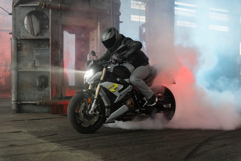 Nuova BMW S 1000 R: look roadster emozionale e guida supersportiva