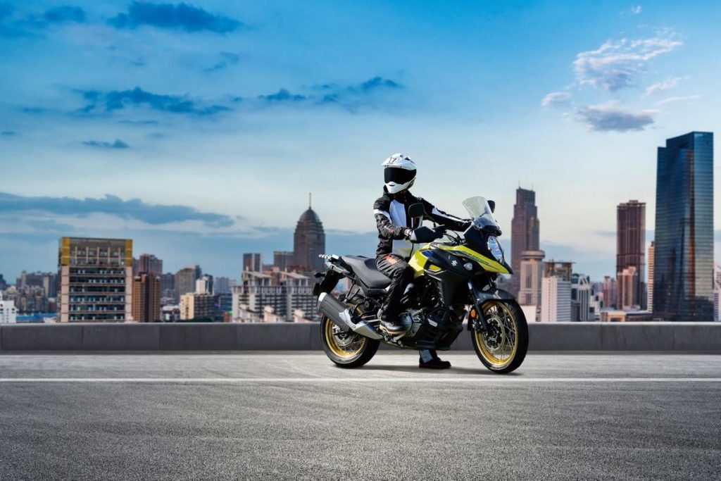 Suzuki V-STROM 650 2021 è il grande classico per i viaggi e per la città