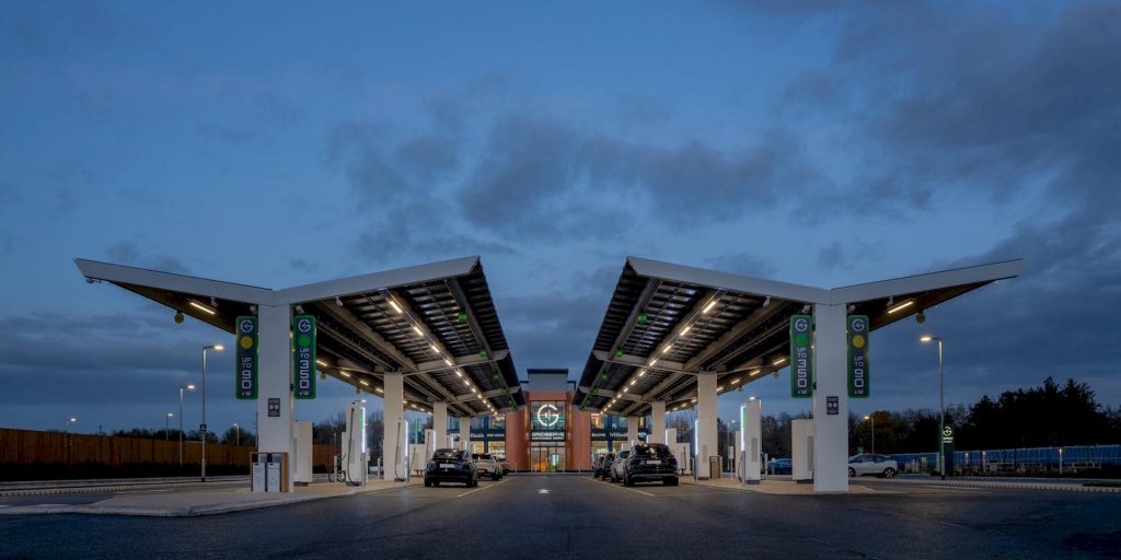 Electric Forecourt: la prima stazione di servizio elettrica in UK è pazzesca