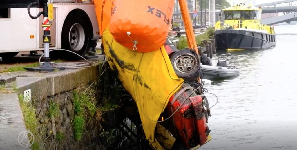 Una Ferrari Mondial è riemersa dal fondale di Amsterdam