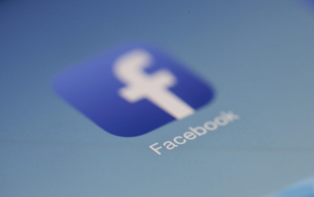 Insulta gli agenti su Facebook: deve pagare 15.000 euro di risarcimento.
