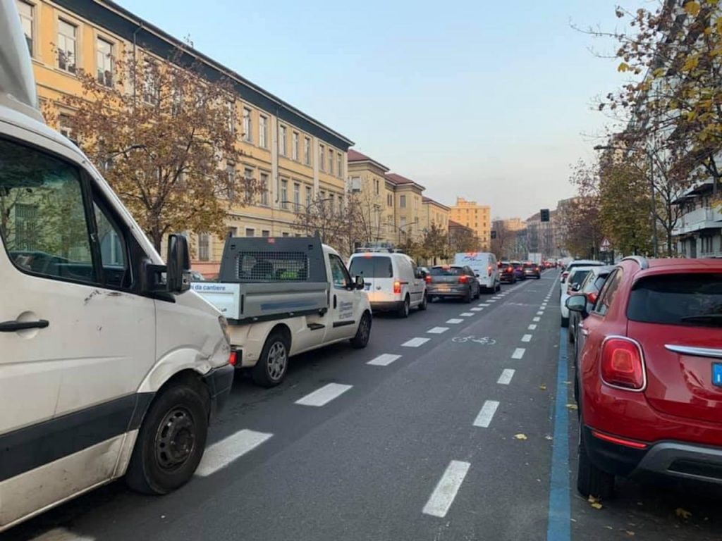 Le piste ciclabili senza logica fanno infuriare i tassisti milanesi, e non solo