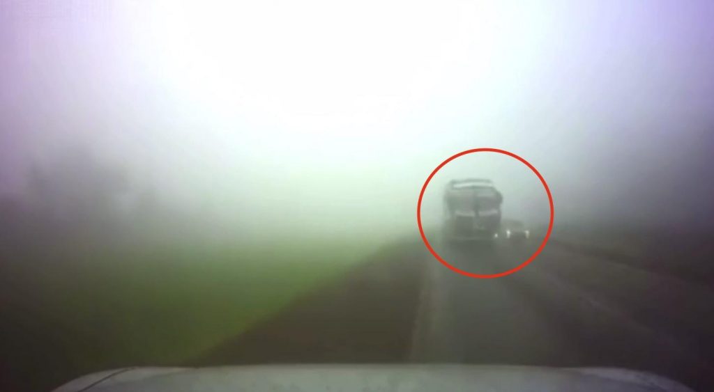 Bus sorpassa nella nebbia: il video della tragedia sfiorata