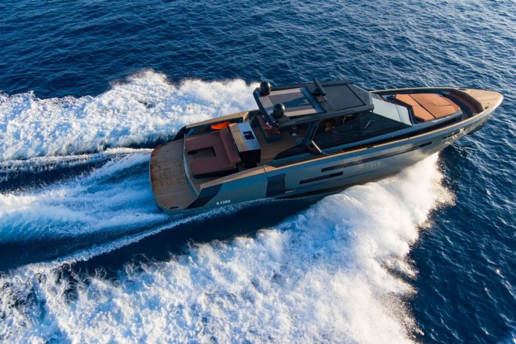 Nuovo EVO R6 Custom: lo yacht personalizzato per essere un party boat