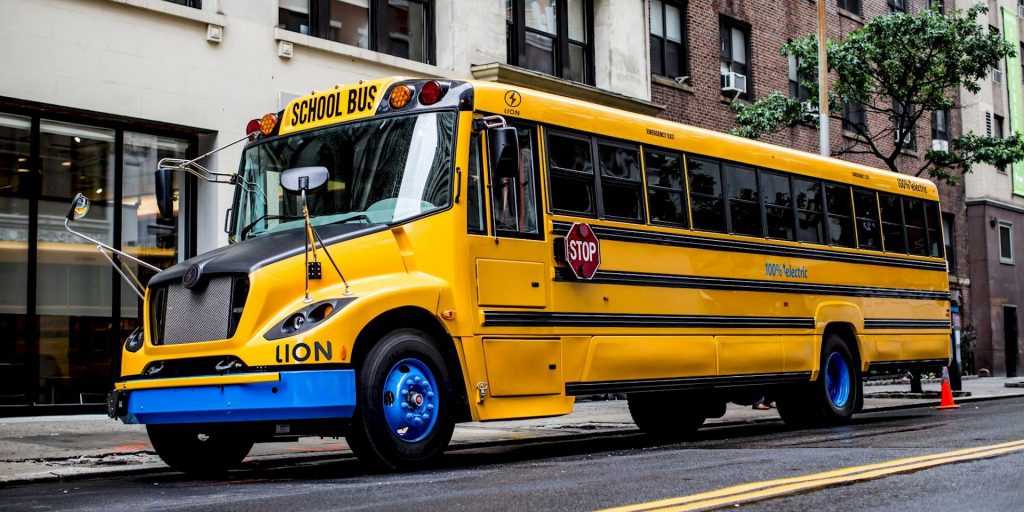 Scuolabus LionC: a New York l’iconico scuolabus giallo diventa elettrico