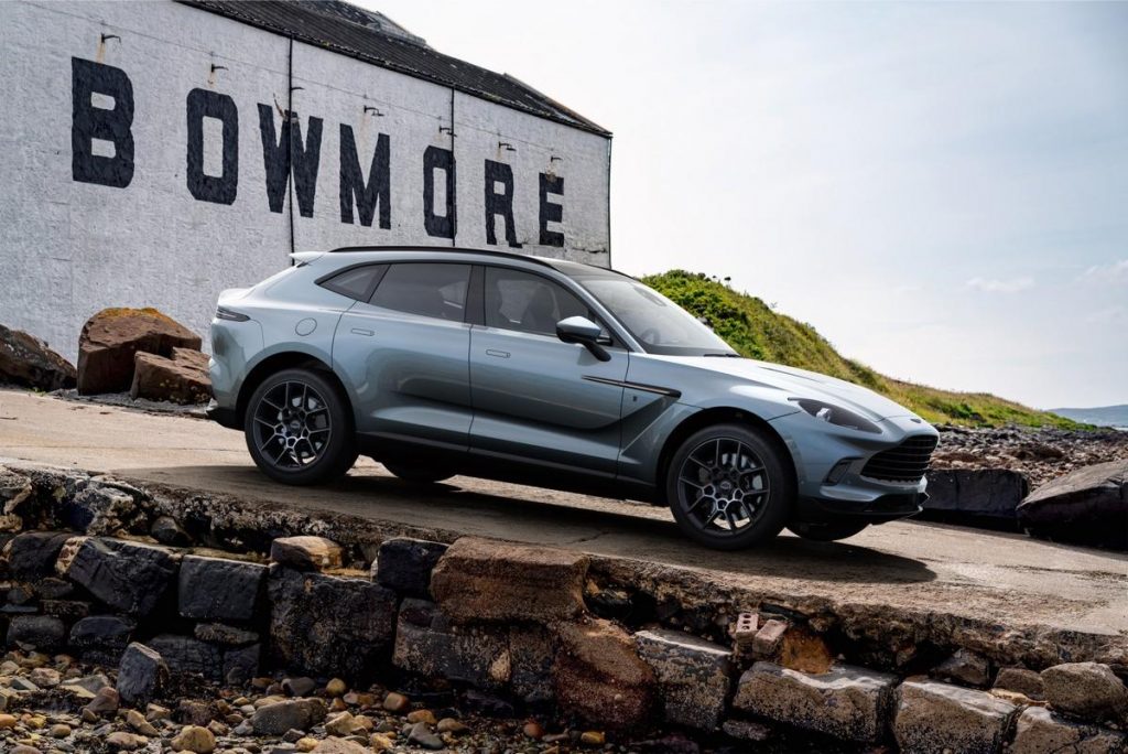 Aston Martin DBX Bowmore Edition: la nuova versione speciale