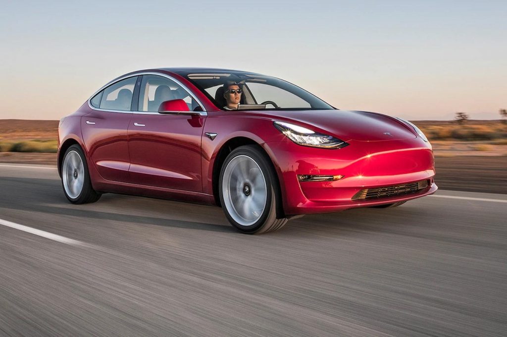 Guida autonoma Tesla: in arrivo il cambio di corsia automatico in città