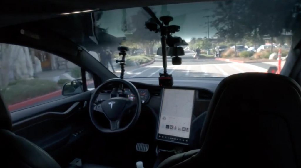Guida autonoma Tesla:  i primi commenti sono entusiasti