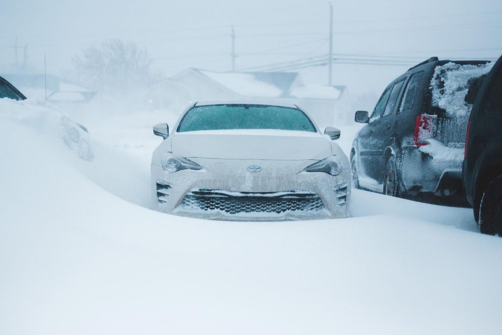 Scaldare il motore dell’auto in inverno quando fa freddo è inutile e dannoso