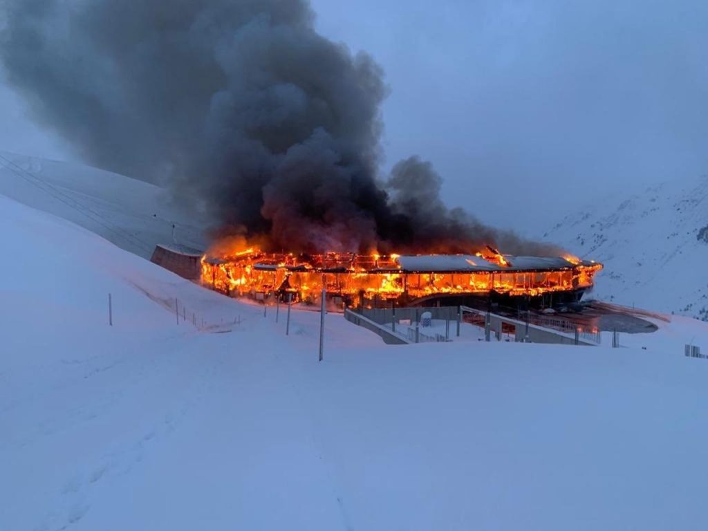 Il video dell’incendio che ha distrutto il Top Mountain Crosspoint Museum in Austria