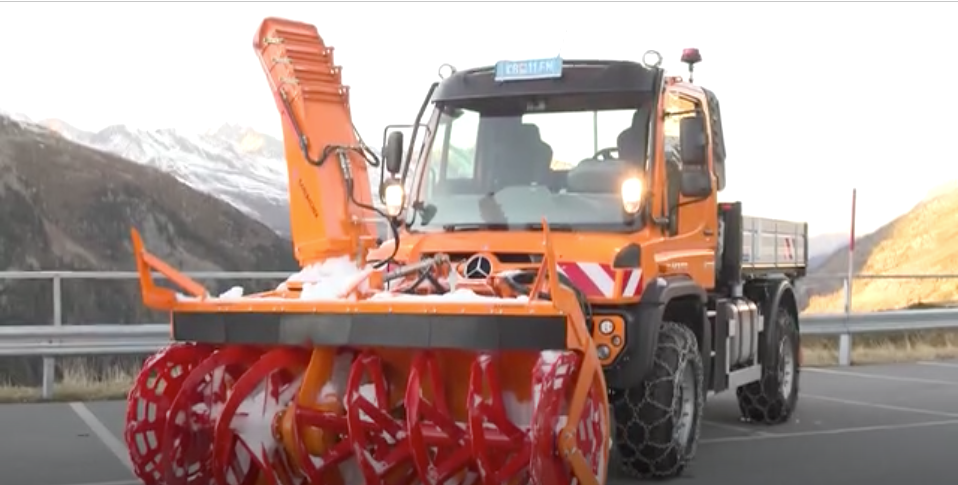 Il Mercedes Unimog spazza la neve su pendenze dell’85%! [Video]