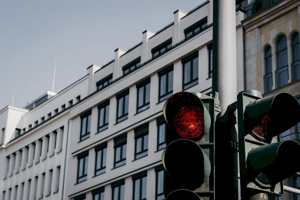 Due semafori rossi e un contromano per un carro attrezzi a Torino, multa e patente ritirata