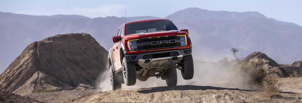 Ford F-150 Raptor si scatena nel deserto