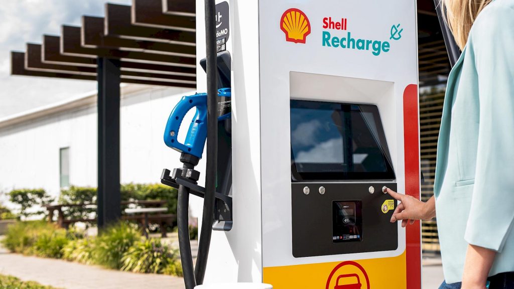 Shell installerà 500.000 punti di ricarica elettrica, ma non in Italia